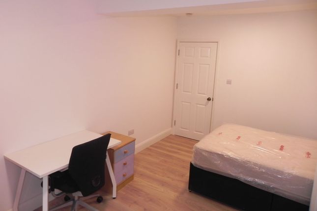 Room to rent in Hillview Crescent, Guildford