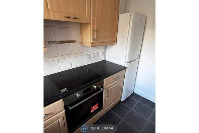 Flat, Heath Court Stanley Close, London photo 5