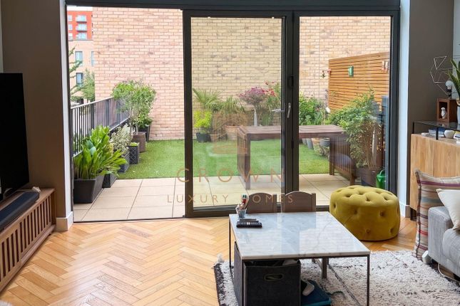 19, Hoy Close, London photo 2