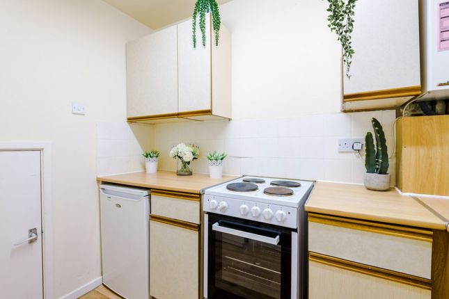 10, Saturn Grove, Salford photo 3