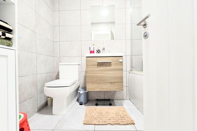 56 Broomfield Avenue, Southgate photo 5