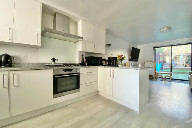 22, Doulton Gardens, Whitecliff photo 3