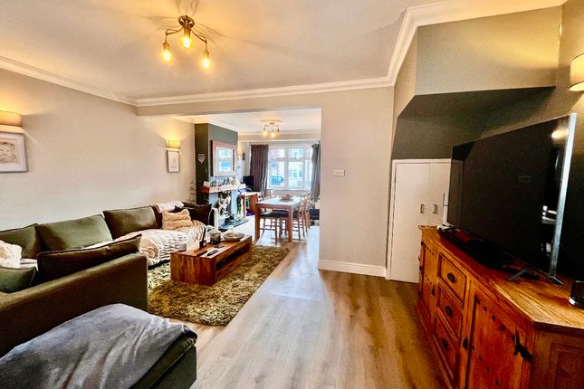 31 Queens Park Road, Romford photo 3