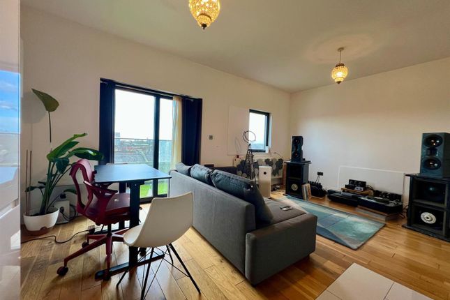 Studio flat on Flat 12, Stoke Newington Road, London, £2,500/mo