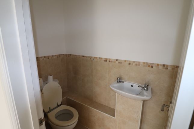 84, Hartland Way, Croydon photo 3