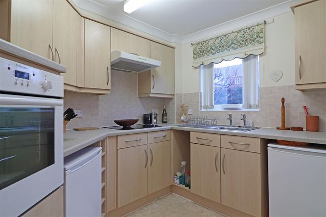 8 Linters Court, London Road, Redhill photo 4