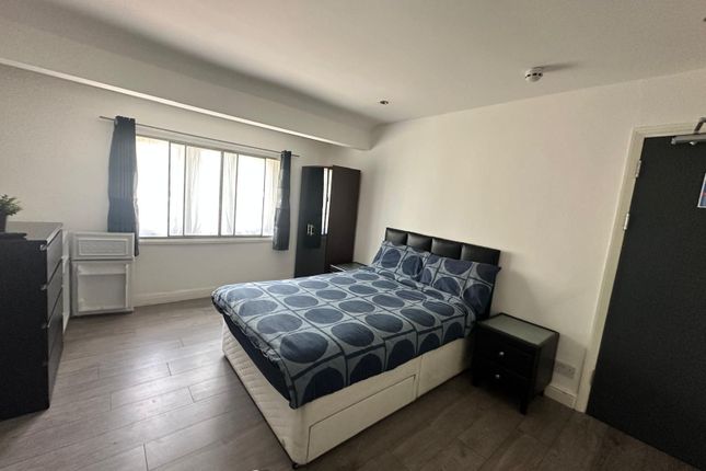 Room 1, 31 Leaver Gardens, Greenford photo 2