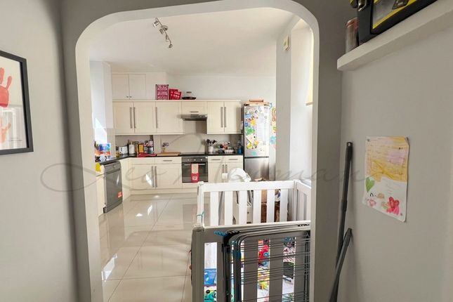 Flat 149 Coleherne Court, Redcliffe Gardens, London photo 2