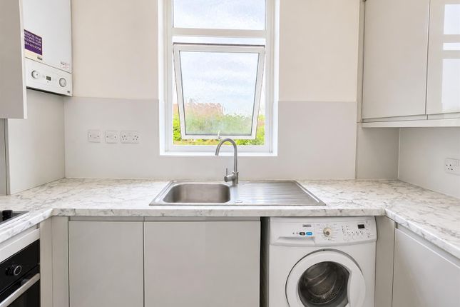 4a, Emmott Avenue, Ilford photo 4