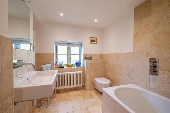 Bathroom 1.Jpg