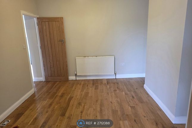 Rushden Gardens, Clayhall, Ilford photo 3
