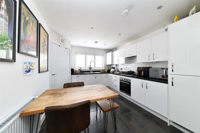 7, Vincent Gardens, Stevenage photo 2