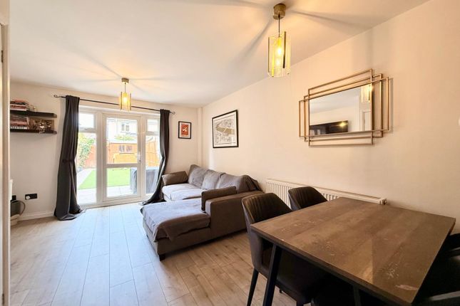 4, Willowmead, Staines-upon-Thames photo 3