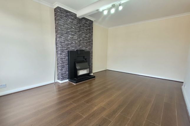 Flat to rent in Pages Hill, London