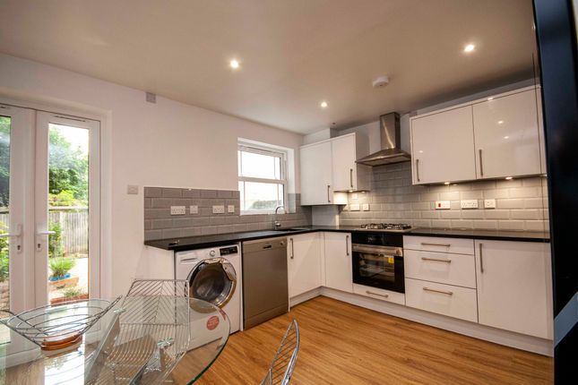 Studio to rent in Clarence Mews, London