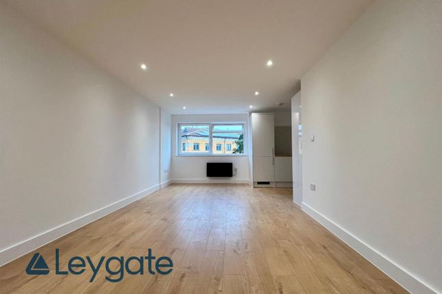 Flat 18, Two Oaks, Castleview Road, Weybridge photo 3