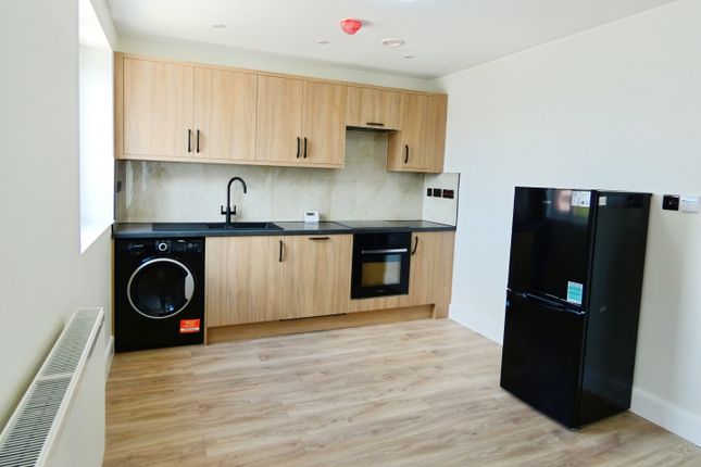 Flat 2, 31, Waverley Way, CARSHALTON photo 2