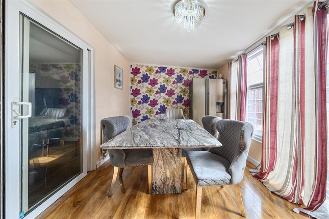 9, Chatfield Way, Basildon photo 4
