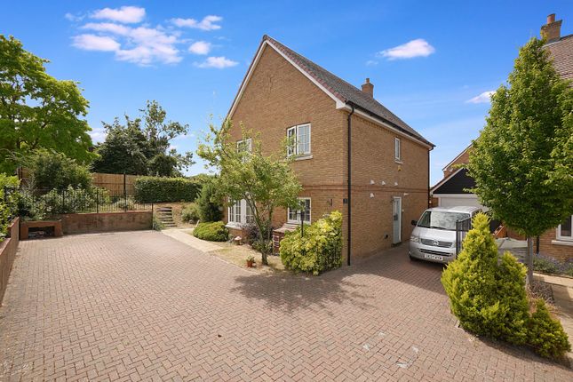 19 Woods Edge, Rainham, Kent photo 2