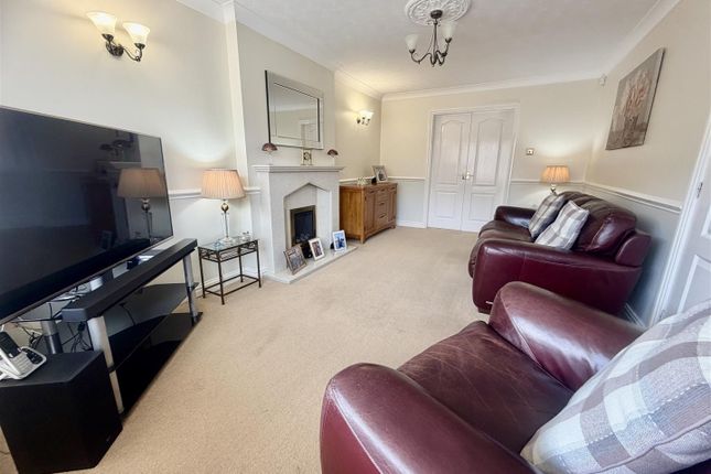 5, Hollins Beck Close, Leeds photo 2