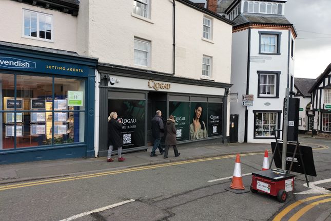 Retail premises to let in St. Peters Square, Ruthin