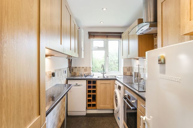 Flat to rent in Summerland Gardens, London
