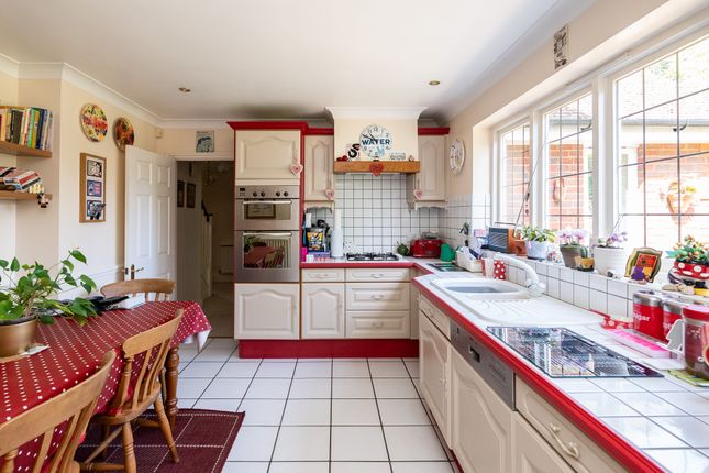 6 Parklands, Hardy Close, Dorking photo 3