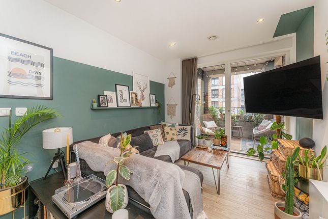 Flat for sale in Whitemantle Court Rookwood Way, Bow