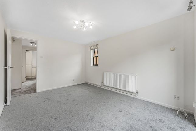 Flat to rent in Moriatry Close, London