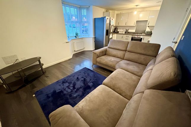 8, Heathfield Lane, Bradford photo 4
