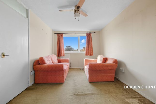 59 Swans Hope, Loughton photo 2