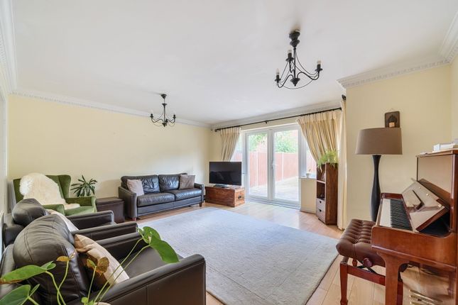 7, Stirling Avenue, Pinner photo 4