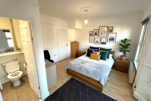 88 Oaklands Road, London photo 3