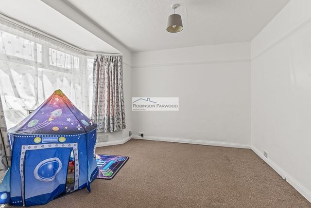 146, Hill Rise Middlesex, Greenford photo 2