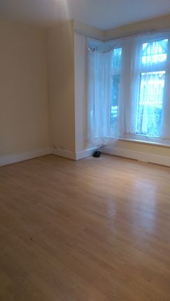 Flat to rent in Audley Gardens, Ilford