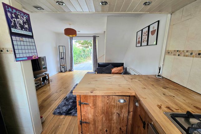 4 Oak Tree Court, Bridgend photo 3