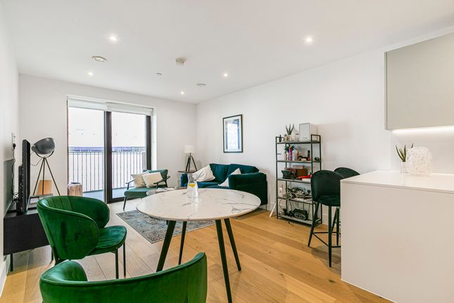 1-bed flat on Flat 408, Hive House, 18, Capital Interchange Way, Brentford, £435,000