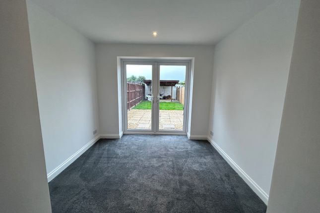 28, The Conifers, Gloucester photo 4