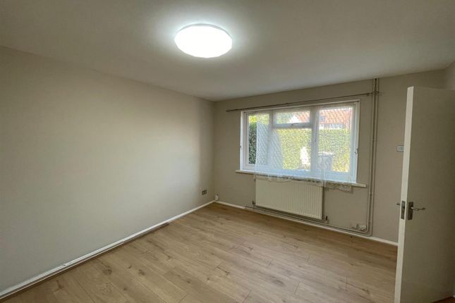 59, Queenswood Avenue, Hounslow photo 2