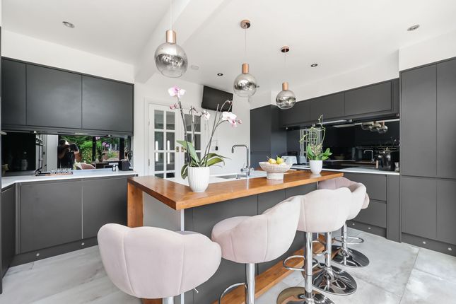 56 Chase Road, London photo 3