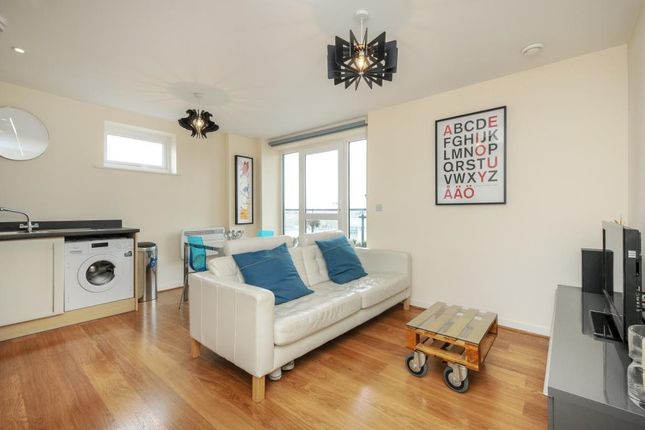 Flat to rent in Slough, Berkshire