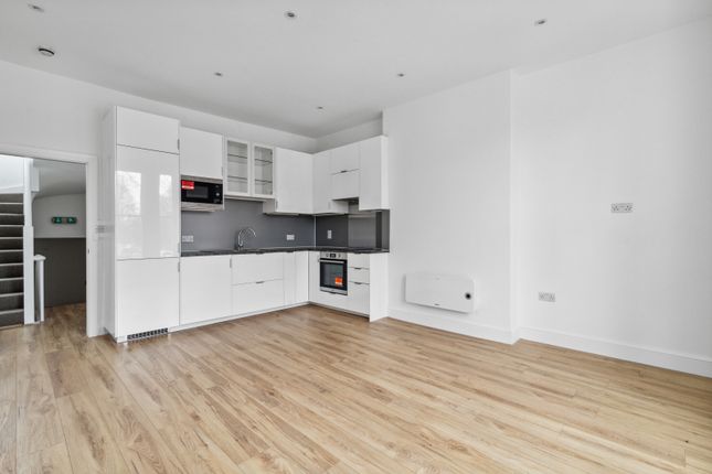 Thumbnail Flat to rent in Chiswick High Road, Bedford Park