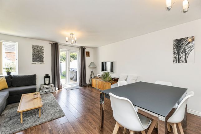 17, Peart Place, LEEDS photo 4