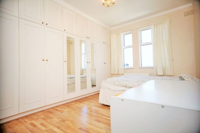 31, Eagle Lodge, Golders Green photo 2