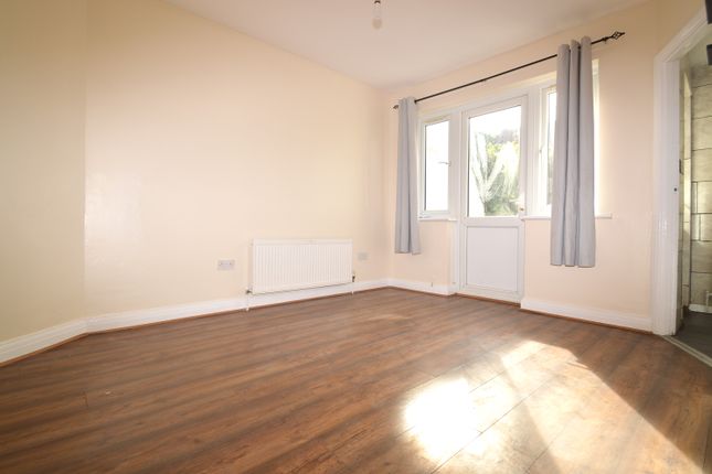 116, Benares Road, London photo 2