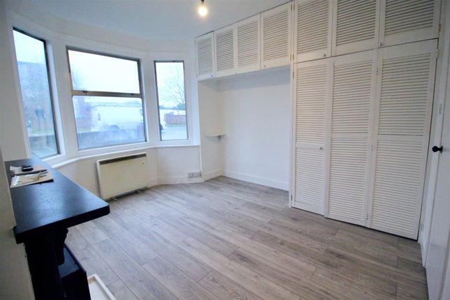 Studio to rent in London Road, Langley, Slough