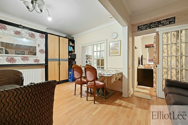 7 Orchard Gate, Greenford photo 2