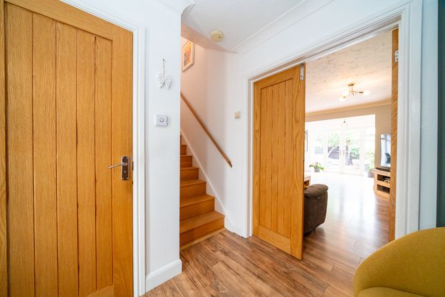 5 Plough Close, Aylesbury photo 2