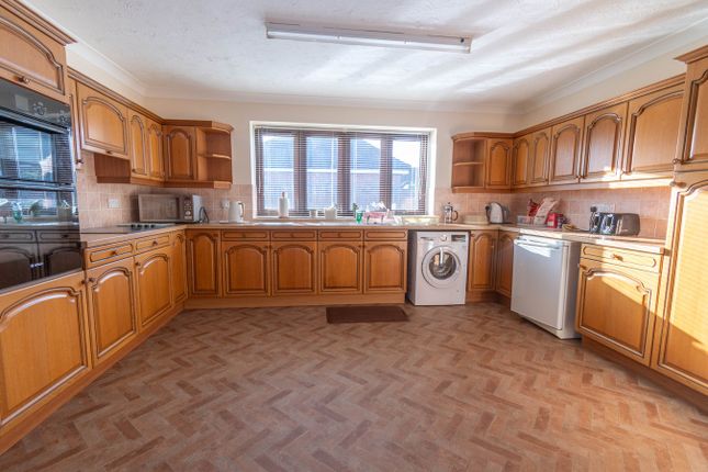 4, Granary Close, Briston photo 2