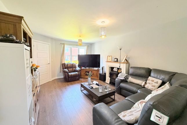 38, Rowan Crescent, Hyde photo 4